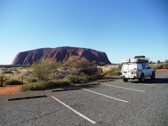 Auch unser Nissan Patrol  macht sich sehr gut am Ayers Rock