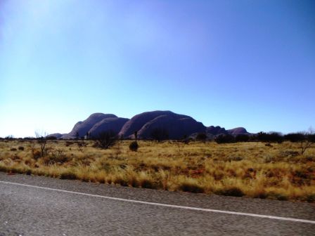 Nach ungefähr 40 Kilometer kam der Kata Tjuta, the Olgas, in Sicht.