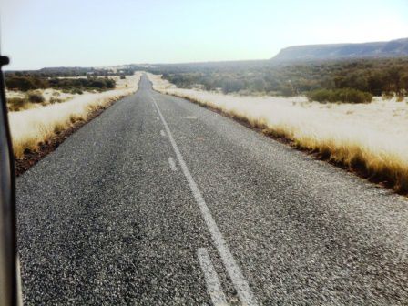 ... fuhren weiter zur Luritja Road Richtung Kings Canyon, wo die George Gill Ranges sind