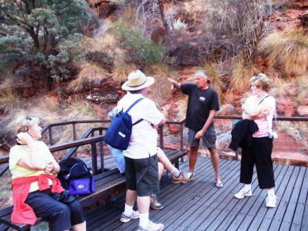 Angekommen am Aussichtspunkt, erklärte Urs den Australischen Touristen den Kings Canyon und die Geschichte des Uluru...