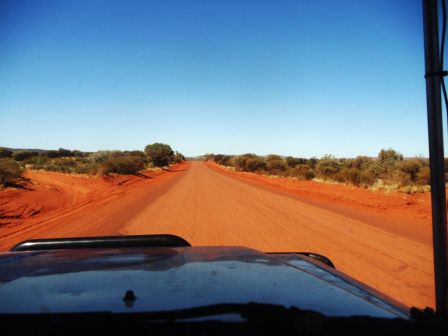 Auf der gnadenlosen, langen und staubigen Mereenie Loop Road unterwegs nach Ormiston Gorge.
