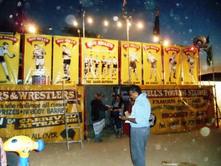 Gegenüber von unserem Campingplatz fand die traditionelle Alice Springs Show statt. So starteten wir unser "Einjähriges Zusammenunterwegssein" mit einem Besuch auf diesem Rummelplatz