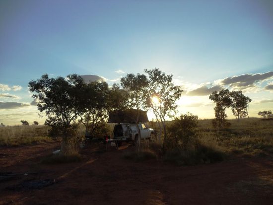 Nach weiteren paar hundert Kilometer auf der Tanami Road übernachteten wir mitten auf der Grenze vom Northern Territorium zu Western Australian. Sieht ja fast immer gleich aus hier im Busch, ich weiss. Das besondere hier ist, dass wir mitten auf der Zeitzone übernachteten. Urs und ich hatten glatte 1,5 Stunden Differenz zwischen unseren Zelten