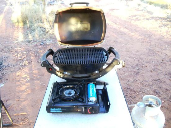 Wir haben nochmals Zuwachs in unserer Küche erhalten. Unsere lieben Nachbarn auf dem Campingplatz in Alice Springs - von Tasmanien - haben uns diesen Gasgrill geschenkt. Ist wirklich praktisch, dieser kleine Gasgrill. Thank you Tim and Jill!!