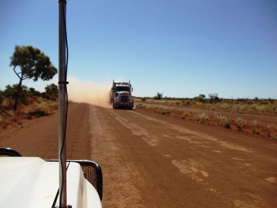 ..bis die ganze Staubwolke wieder weg ist. Da sieht man überhaupt nichts mehr.