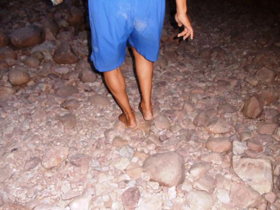 Der Rückweg war ohne Schuhe wirklich hart. Meine Flip Flops gingen im dümmsten Augenblick kaputt