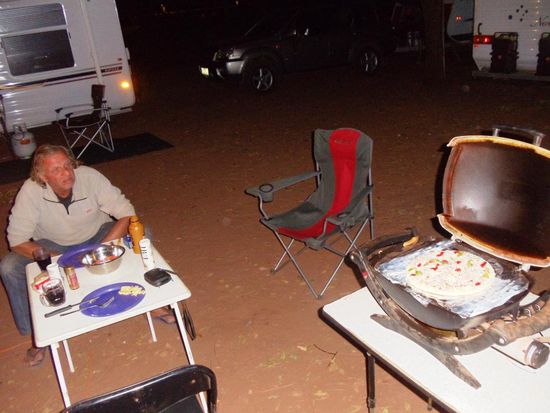 Und dann gabs ja noch den Versuch, ne Pizza (tiefgekühlt) auf unserem Gasgrill zu machen. War wirklich eines der schlechtesten Abendessen, das wir je gehabt haben. Der kritische Blick von Urs ist mehr als nur berechtigt. Wir wolltens einfach mal versuchen und wir müssen dazu sagen: "Nie wieder"!! Pizzas muss man in Australien am "cheap Tuesday" im Domino holen - für fünf Dollar, basta!!