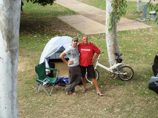 Abschiedsfoto in Katherine mit Daniel aus Sachsen. Das Fahrrad hat er in einem Second hand Shop gegen einen Bootsmotor eingetauscht, welcher er in der Wüste gefunden hat..Weiterhin Alles Gute!!