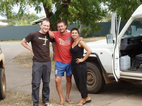 Nächstes Abschiedsfoto in Katherine mit dem Schweizer Ehepaar Tobias und Dagmar. Na ja, vielleicht hören wir euch wirklich mal im Radio....??