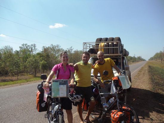Auf dieser Strasse kamen uns dann Melli und Marco auf dem Fahrrad von Darwin entgegen. Wir wünschen euch weiterhin viel Spass und unfallfreie Fahrt,,,Machts gut