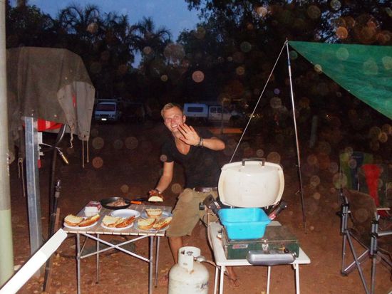 Urs hat den Turbo des Mitsubishi Pajero von Markus repariert. Als Dank kochte Markus für uns ein leckeres Nachtessen. Kein Problem für ihn; ist er doch Koch