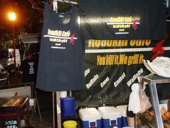 Australische Spezialitäten auf dem Mindil Beach Markets am Roadkill Café Stand. Haben nen speziellen Humor, die Australier...