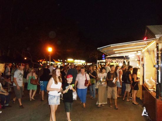 Mindil Beach Markets, welcher jeden Donnerstag- und Sonntagabend stattfindet-mit unglaublich vielen Leuten.