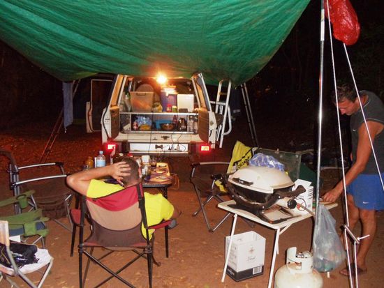 Camperleben in Darwin. Fredy kommt nach Feierabend zu uns und wir bereiten unser Nachtessen zu. Später gesellen sich meistens noch mehr zu uns.