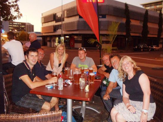 Geburtstagsapéro im Shenannigans Pub in Darwin mit unseren Schottischen Campingnachbarn, welche wir zufällig beim shoppen trafen. War lustig und es sind nicht alle Schotten geizig, jawoll!!