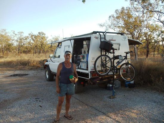 Mein heutiger Nachbar Frankie. Er ist schon sieben Jahre mit seinem Land Cruiser in Australien unterwegs. Den Aufbau zum Wohnen hat er selbst gemacht.