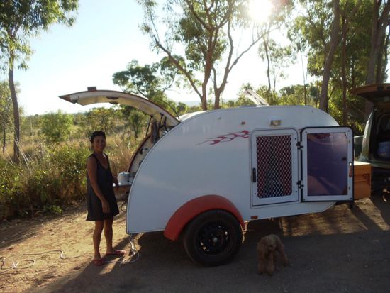 Kob, die lustige und unterhaltsame Australien-Thailänder-Chinesin mit ihrem Camper und Hund. Hinten hat sie eine voll eingerichtete Küche und im vorderen Teil schläft sie.