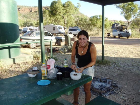 Fabienne beim Zubereiten der Pizzas an unserem Nationalfeiertag...