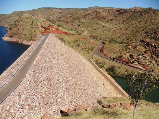 Hier ist er also, der Damm. Denn See zu fotografieren ist sehr schwierig, da er einfach zu gross ist und achtzehn Biegungen hat. Auf der rechten Seite kommt der wunderschöne Picknickplatz.