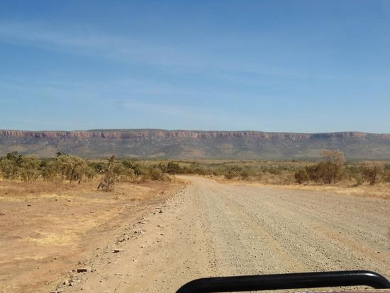 Ungefähr achthundert Kilometer auf solchen und schlimmeren Strassen. Nimmt mich Wunder, ob die Reifen und die Frontscheibe das alles schadlos überstehen