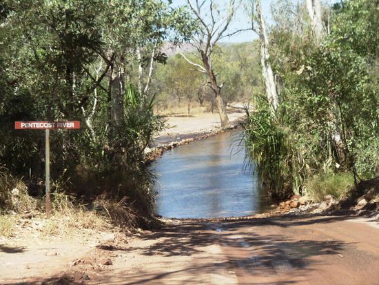Da kommt schon die nächste Überquerung. Dieser Fluss war schon richtig tief und lang.