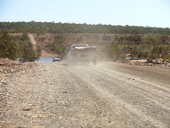 Um diese Jahreszeit hat es am meisten Touristen. So muss man manchmal vor einem Fluss anstehen. Aber es ist sehr beruhigend, wenn man weiss, dass auch andere Fahrzeuge unterwegs sind.