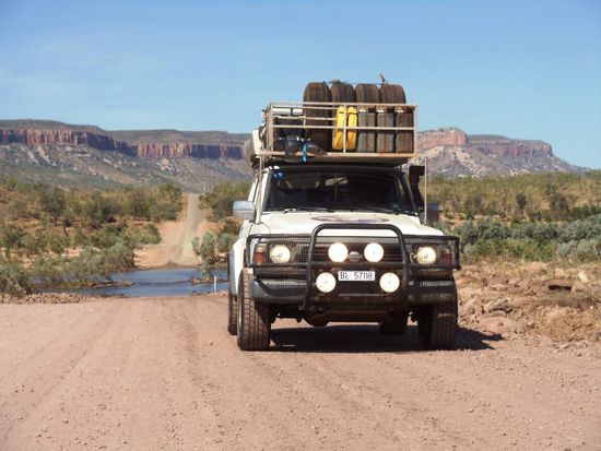 Geschafft!!! Den tiefsten Fluss überquert und jetzt noch ein stolzes Foto mit wunderschönem Hintergrund