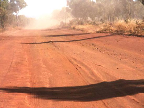 Achtung; Roadtrain. Da kommt ein 53 Meter langer Truck. Am besten auf die Seite fahren, Scheiben rauf und warten