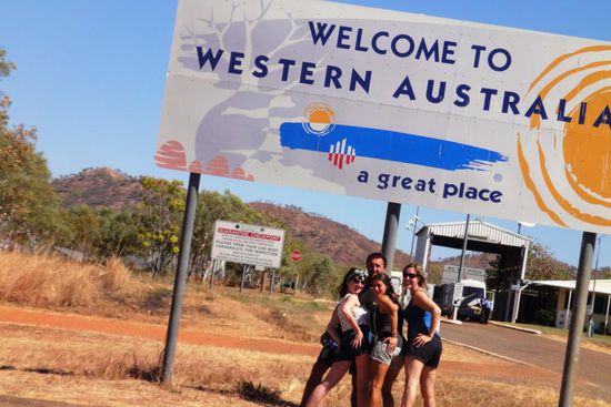 Vor der Grenze trafen wir uns schon wieder und machten ein Welcome Foto für Western Australia. Sind wirklich drei Gute, die Fabienne, Sam und Alice. Macht weiter so und wir sehen uns bestimmt wieder