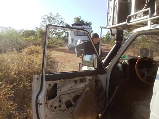 Trevon und ich versuchten die Fensterscheibe anzuheben, was leider nicht funktionierte.