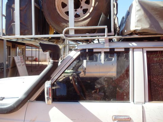 [Die angeklebte Fensterscheibe muss bis nächsten Montag halten. Hoffentlich hält sie die rauhe Strasse nach Cape Leveque