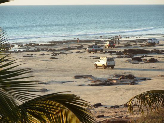 ...rechts, wo man mit dem Auto direkt an den Strand fahren kann. Unglaublich
