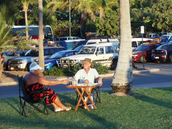 So geniessen die Australier den Sonnenuntergang. Tisch und Stühle werden mitgenommen, inklusive ne Flasche Wein oder Bier. Gefällt!