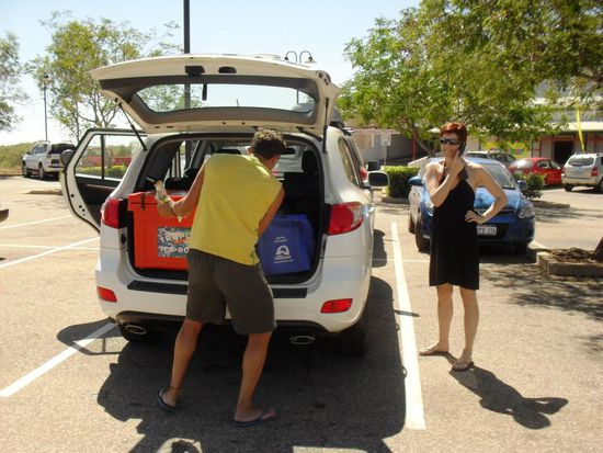 Die Kühlbox aufgefüllt und bereit, mit Claudia und Sara Cape Leveque im Damper Peninsula zu erforschen und geniessen