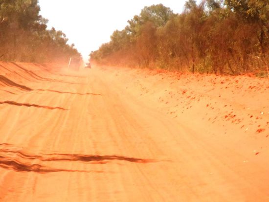 86 Kilometer roter, staubiger Sand. Ich fahre gemütliche 60 Km/h, während Claudia und Sara mit ihrem Hyundai mir davonrasen.