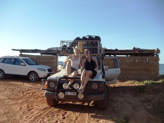 Ich komme gut eine halbe Stunde später dort an und wir machen die ersten Fotos vor unserem Shelter (Strandhütte, Unterstand) mit dem Namen "Mindo"