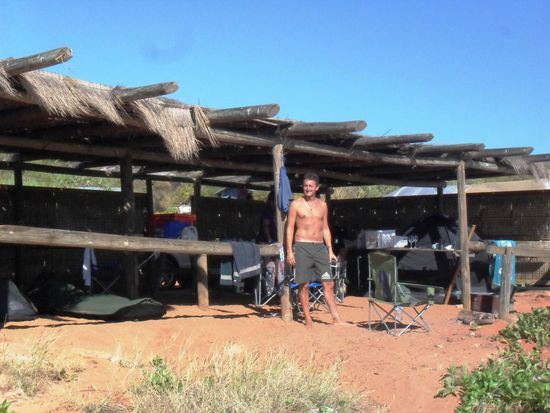 In dieser Strandhütte übernachteten Claudia und Sara in ihren Outbackschlafsäcken.