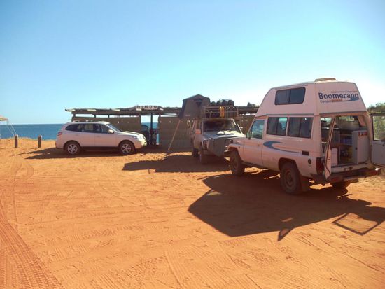 Unsere Strandhütte Mindo im Kooljaman Resort mit den drei Autos für fünf Personen...