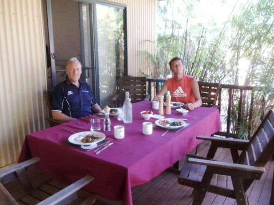 Ja, und hier lassen sich Simon und ich fürstlich bedienen. Gefällt!
