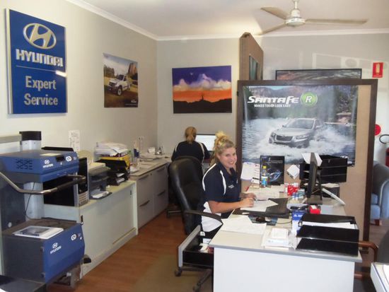 Im Vordergrund Julie, welche zuständig für die benötigten Ersatzteile ist. Im Hintergrund sitzt Karen, welche verantwortlich für die Fakturierung und Alles zuständig ist.