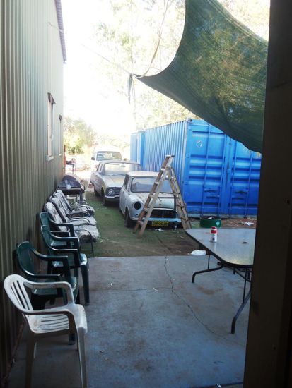 Der Pausenraum mit Blick auf einen Mini und einen