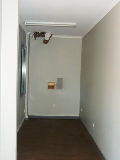 Mein fauxpas nach zehn Minuten arbeiten. Hier fiel ich vom Dachgeschoss mit einem Bein und dem halben Körper runter. Müssen wir natürlich wieder in Ordnung bringen.