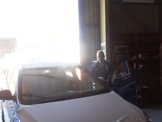 Mein Freund und Helfer für alle Fälle; Karl. Er kam mit seiner Familie von Deutschland nach Australien als er sechs Jahre alt. Ich lerne ihm Deutsch und er mir Englisch. Zwei bis acht Mal am Tag heisst es: "Patric, drive!" Mit ihm fahre ich täglich ein paar Mal in Broome mit Neu- und Kundenfahrzeuge umher.