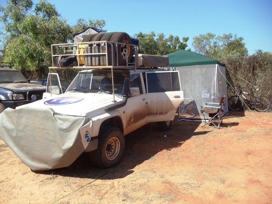 Habe mich schon ein wenig eingerichtet hier mit dem Zelt und im Hintergrund sieht man auch mein neues Velo