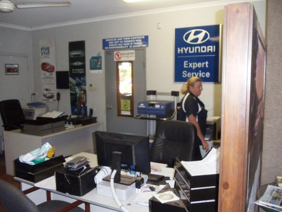 Karen morgens um halb sieben in ihrem Büro. Hab sie grad noch erwischt - sie will sich einfach nicht fotografieren lassen