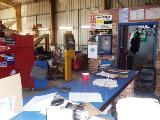 Die rote Tasse steht hier jeden Morgen für mich parat, zubereitet von Karen. Kaffee mit viiiiiiiiel Milch