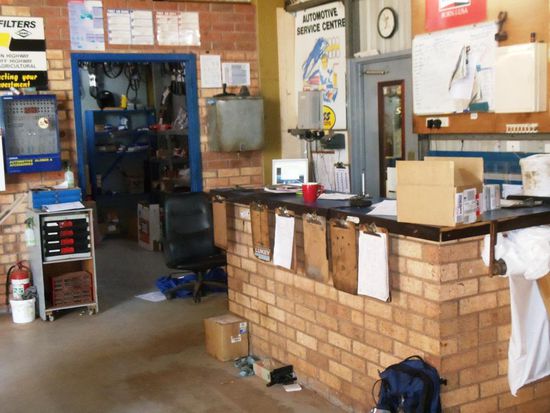 Hier arbeitet der Vorarbeiter und vergibt die Arbeit an die Mechaniker. Hinter ihm ist die Türe, welche ins Büro führt. Auf der linken Seite kommt das neue Ersatzteillager rein. Hier habe ich alte Sachen ausgemistet und das Archiv ins neue Gebäude gezügelt.