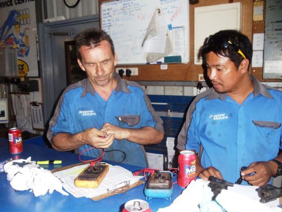 Fünf Uhr und Feierabend. Armin, links auf dem Foto, ist auch Schweizer und arbeitet jeweils in der Hauptsaison bei Simon. Findet ihr nicht auch, dass er unglaublich unserem Schweisser Heinz gleicht?? Rechts von ihm ist Sam, der Vorarbeiter.