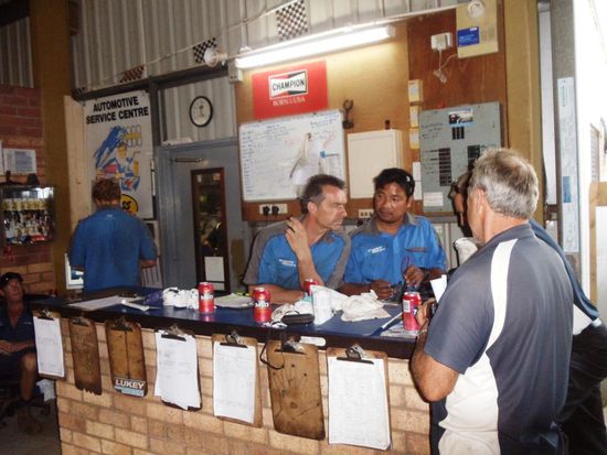 Karl ist auch gerade zum Feierabendbier dazugestossen. Man sieht ihn leider nur von hinten