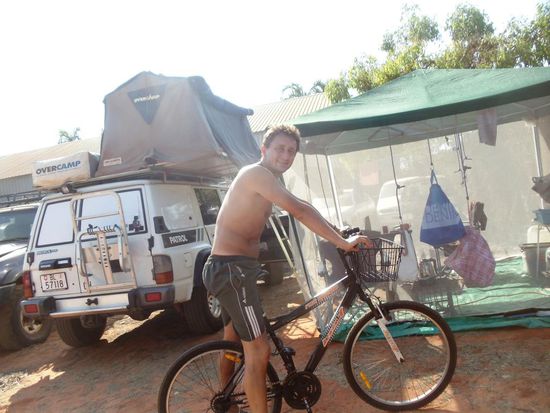 Das Auto brauche ich nicht in Broome. Ich fahre alles mit dem Bush Bike. Der Cable Beach ist ungefähr sieben und Chinatown etwa vier Kilometer von hier entfernt.